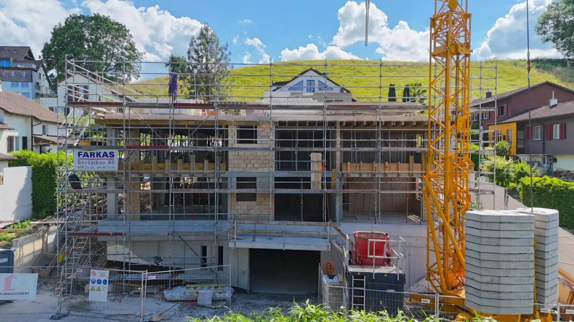 DIE KRÖNUNG DES HAUSES NIMMT FORM AN - DACHWOHNUNG IM BAU