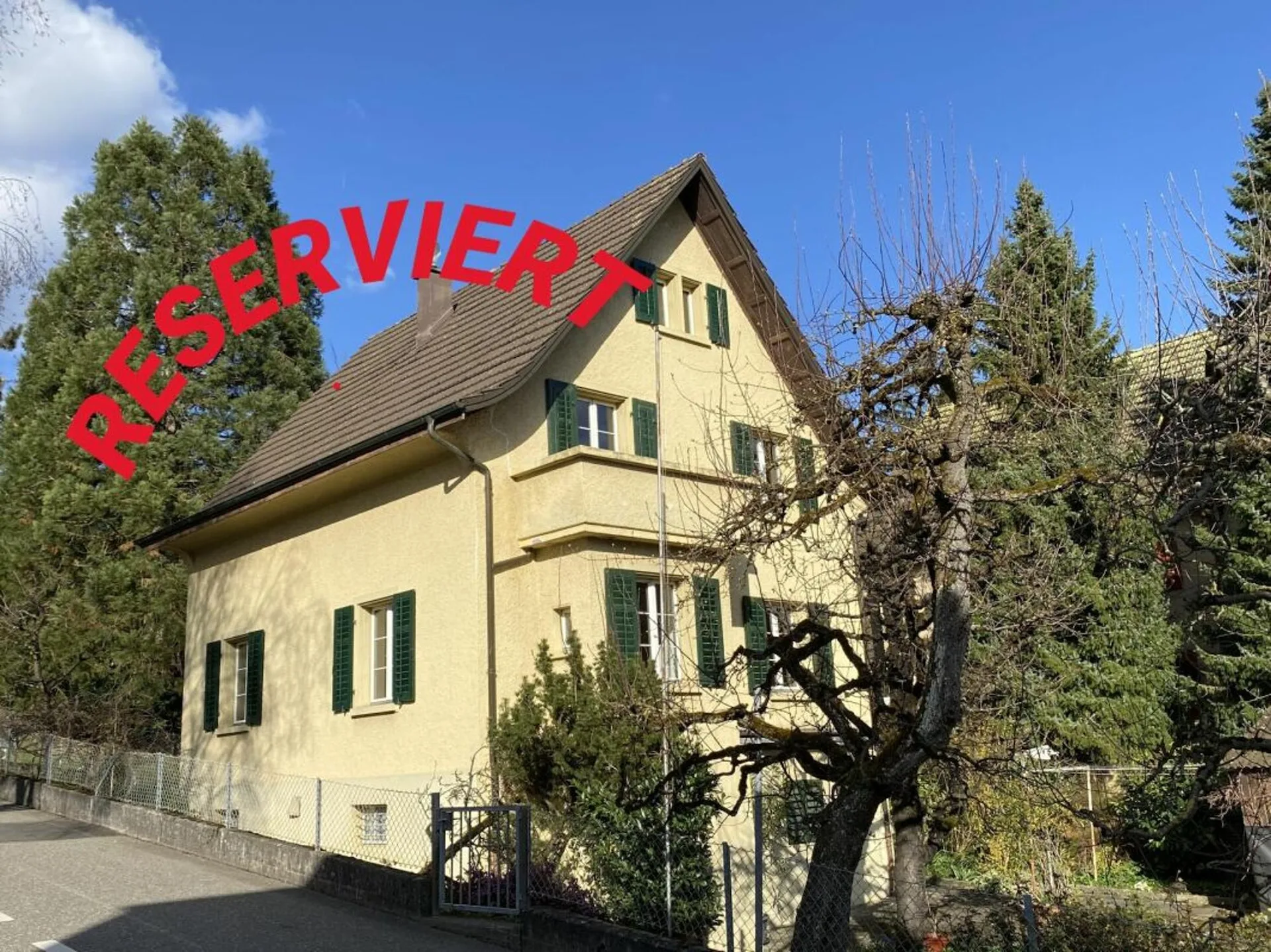 Maison unifamiliale avec espaces de sièges, balcon, garage
