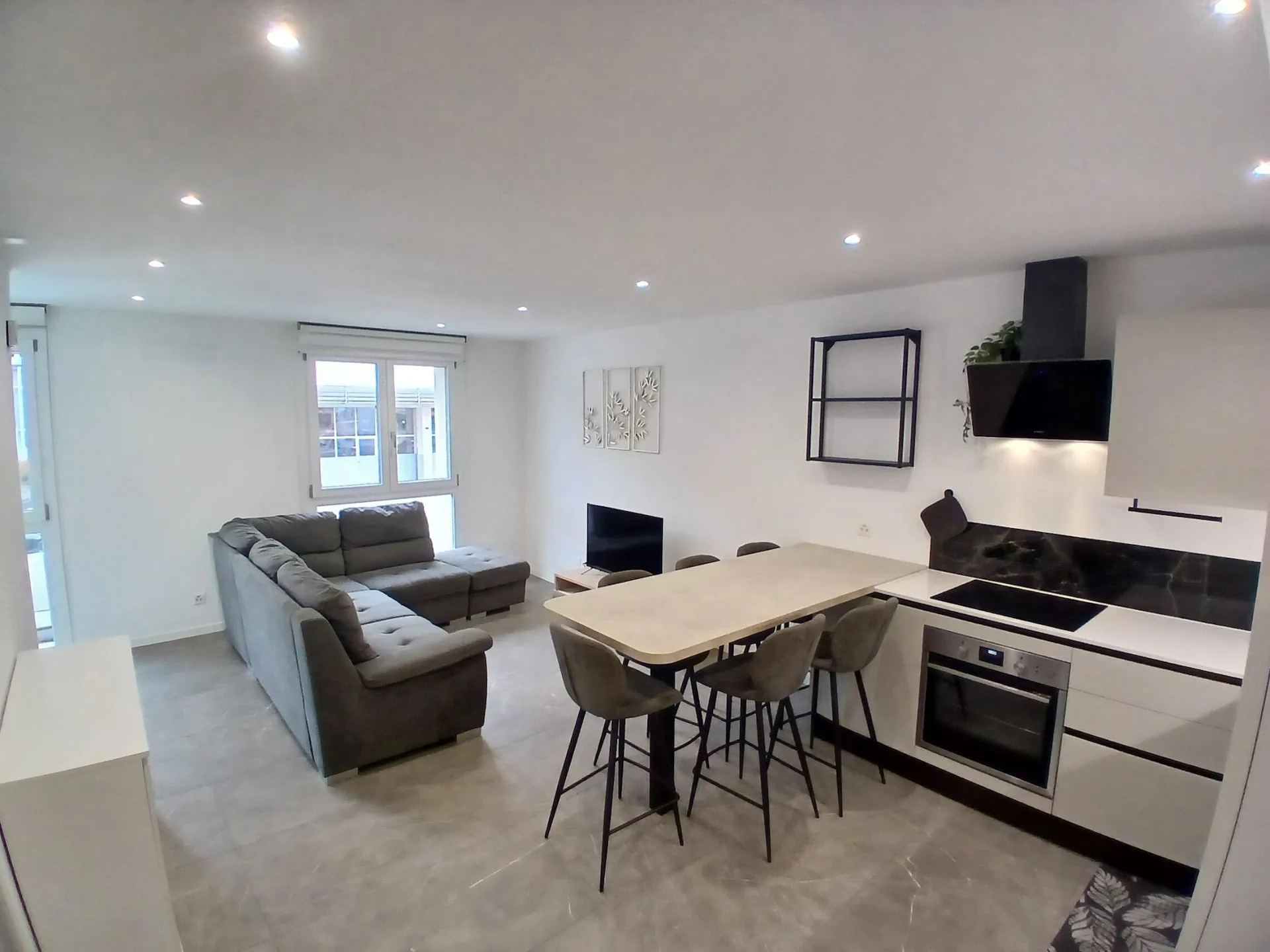 STUPENDES UND MODERNES 3.5 ZIMMER APARTMENT MIT GARTEN IN RIVERA