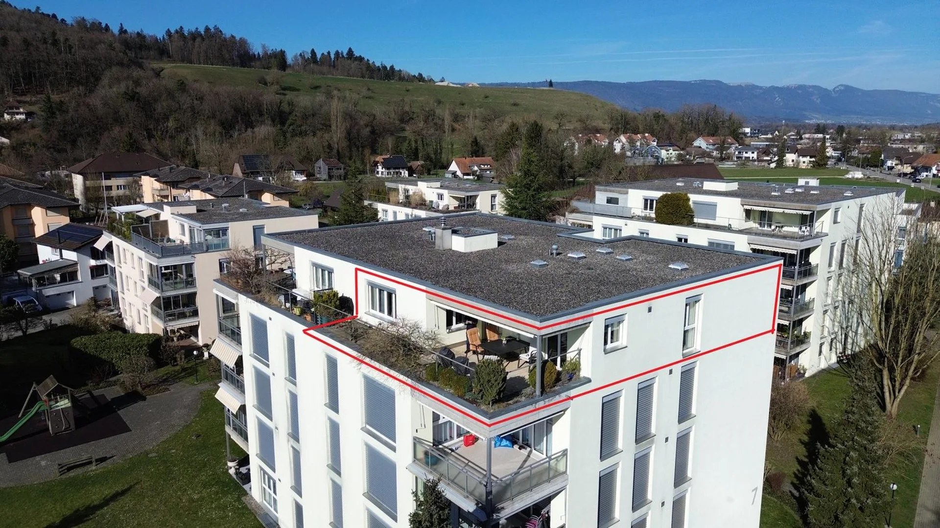 Sonnige 4.5-Zimmer Attikawohnung mit grosser Terrasse und Parkplatz in der Tiefgarage.
