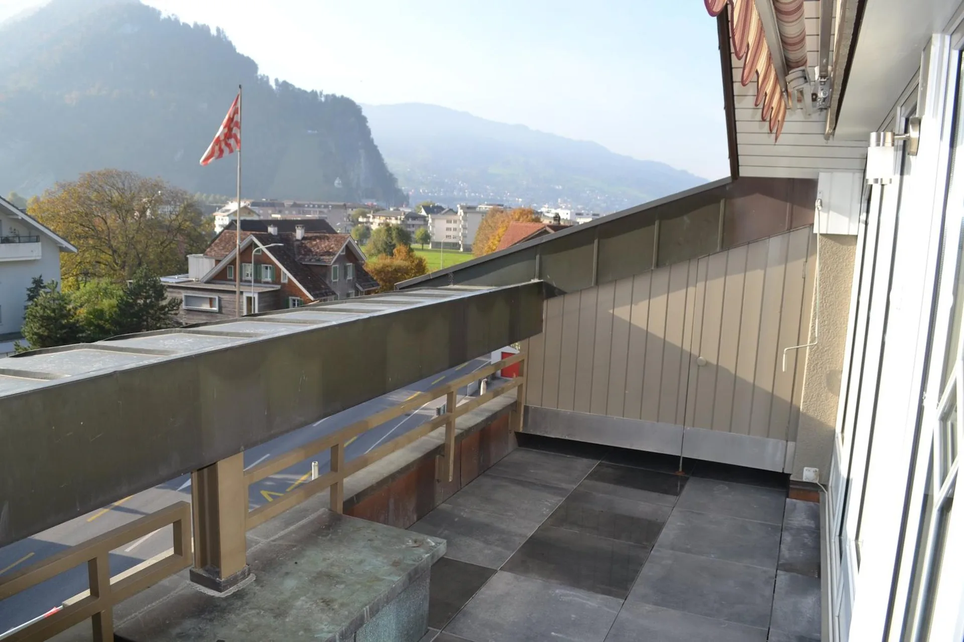 2-Zimmer-Dachwohnung mit Seesicht in Stansstad zu vermieten