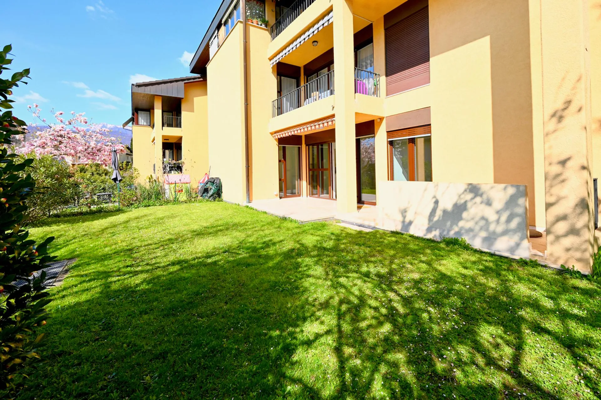 Luminoso Appartamento con Giardino Privato a Cureglia