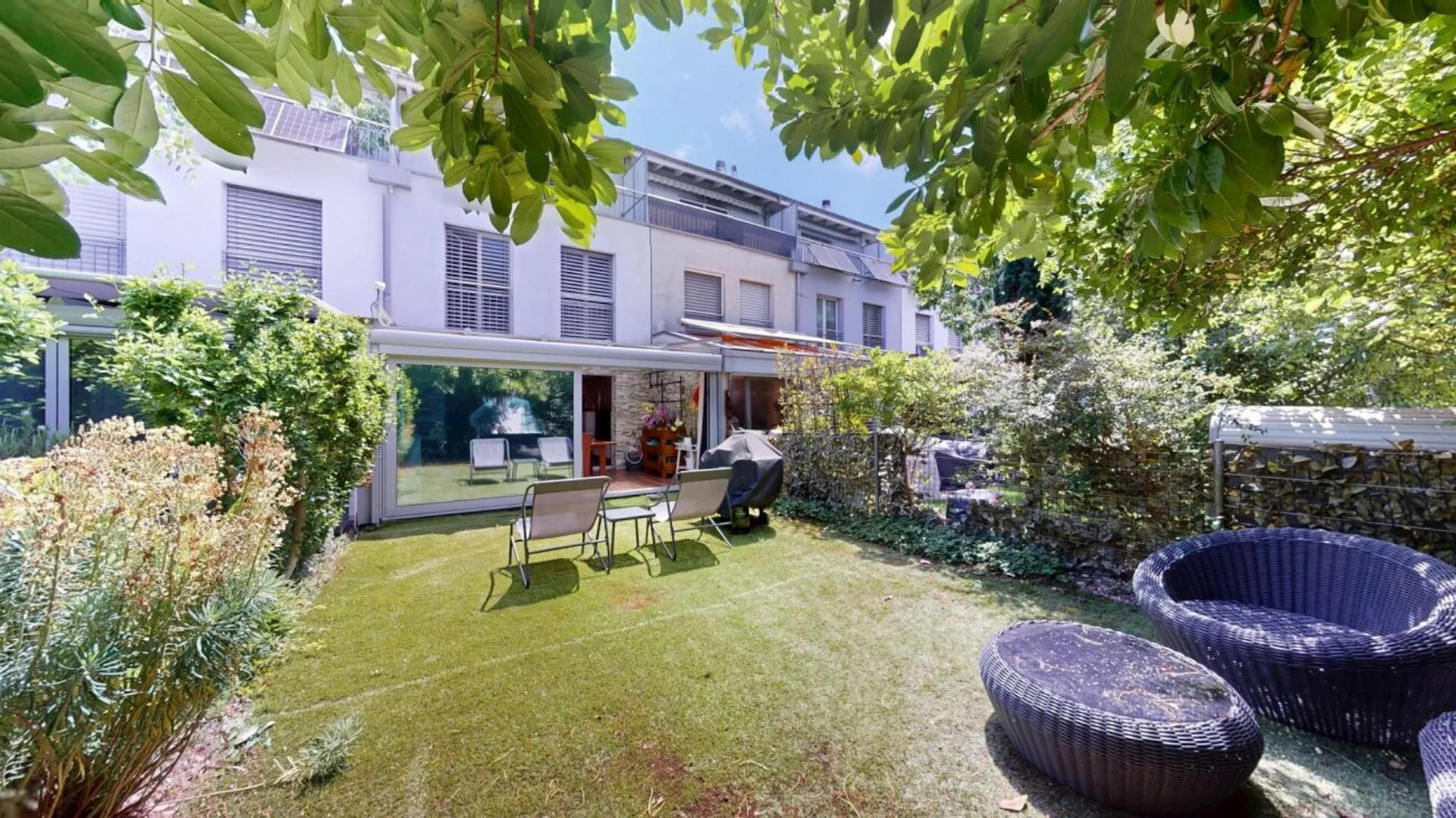 Maison de rangée de 5,5 pièces avec jardin d'hiver, terrasse et jardin bien entretenu à Reinacherhof
