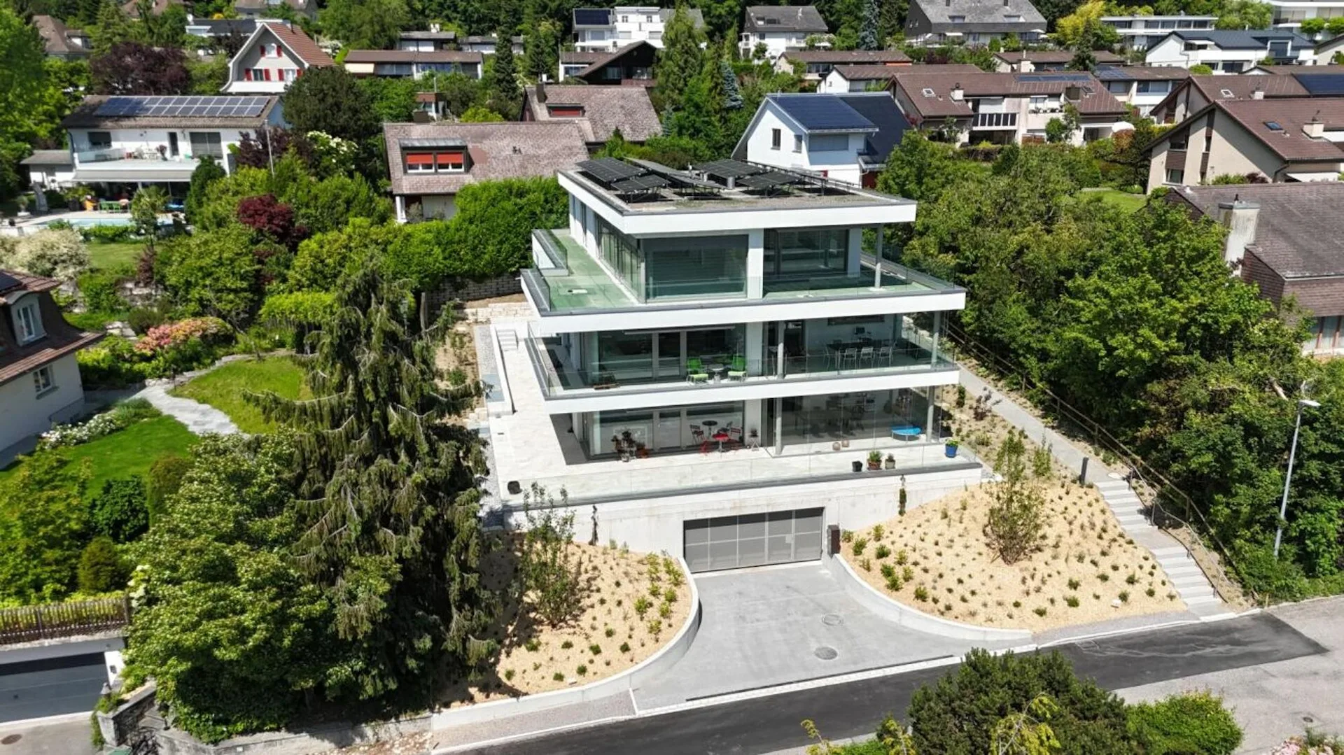 Exclusive living with a far-reaching view in Ittigen