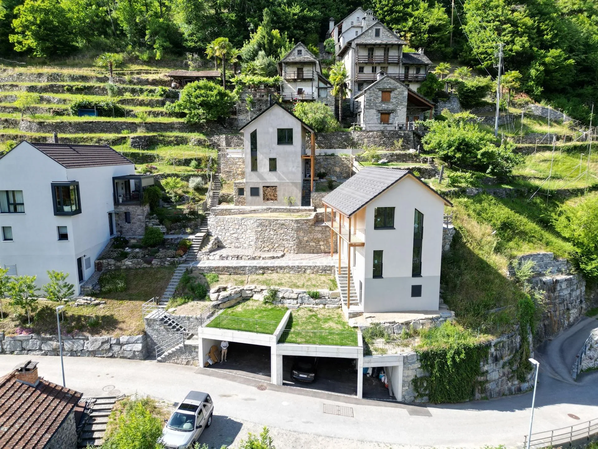 Einfamilienhaus mit Grundstück und überdachten Parkplätzen