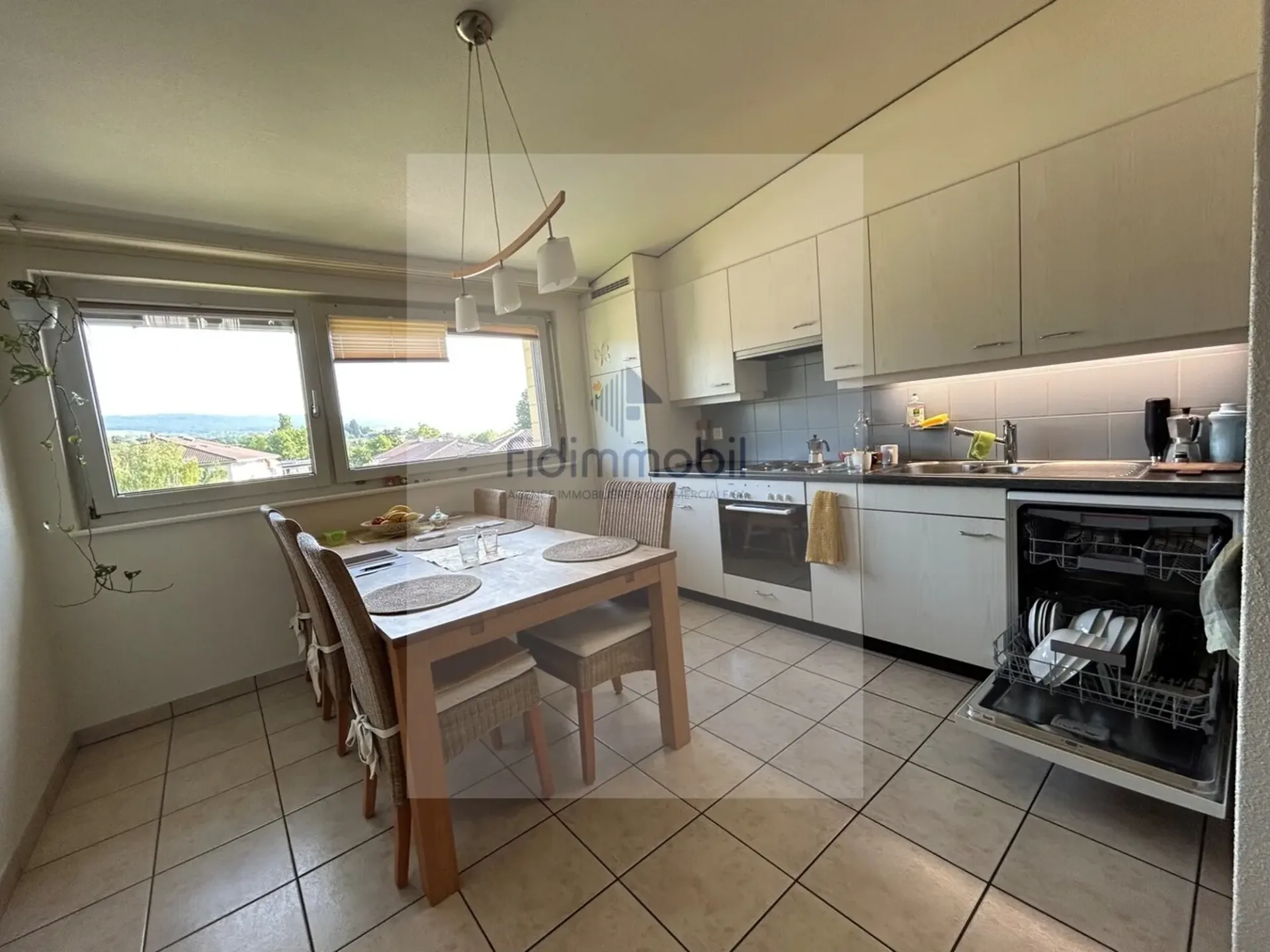 PRÄCHTIGES 4.5-ZIMMER-WOHNUNG NAHE DEM SEE IN RUHIGER LAGE