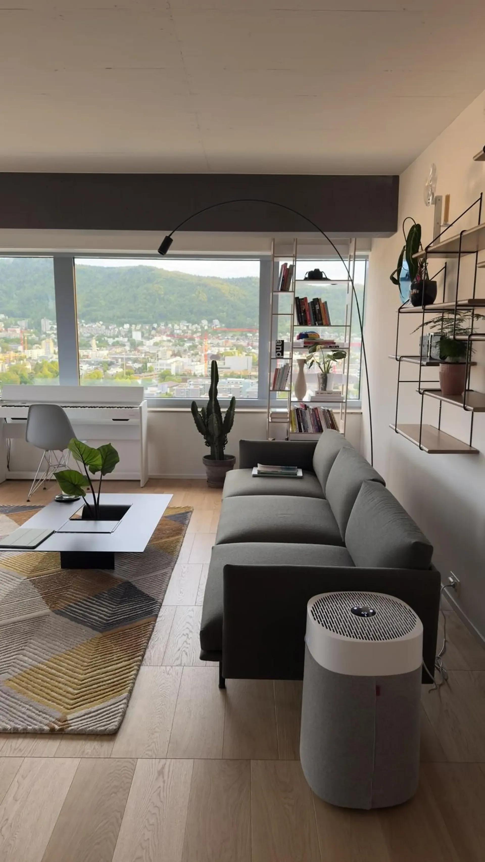High-Floor 2.5-Room Apartment, open views to the city and Uetliberg