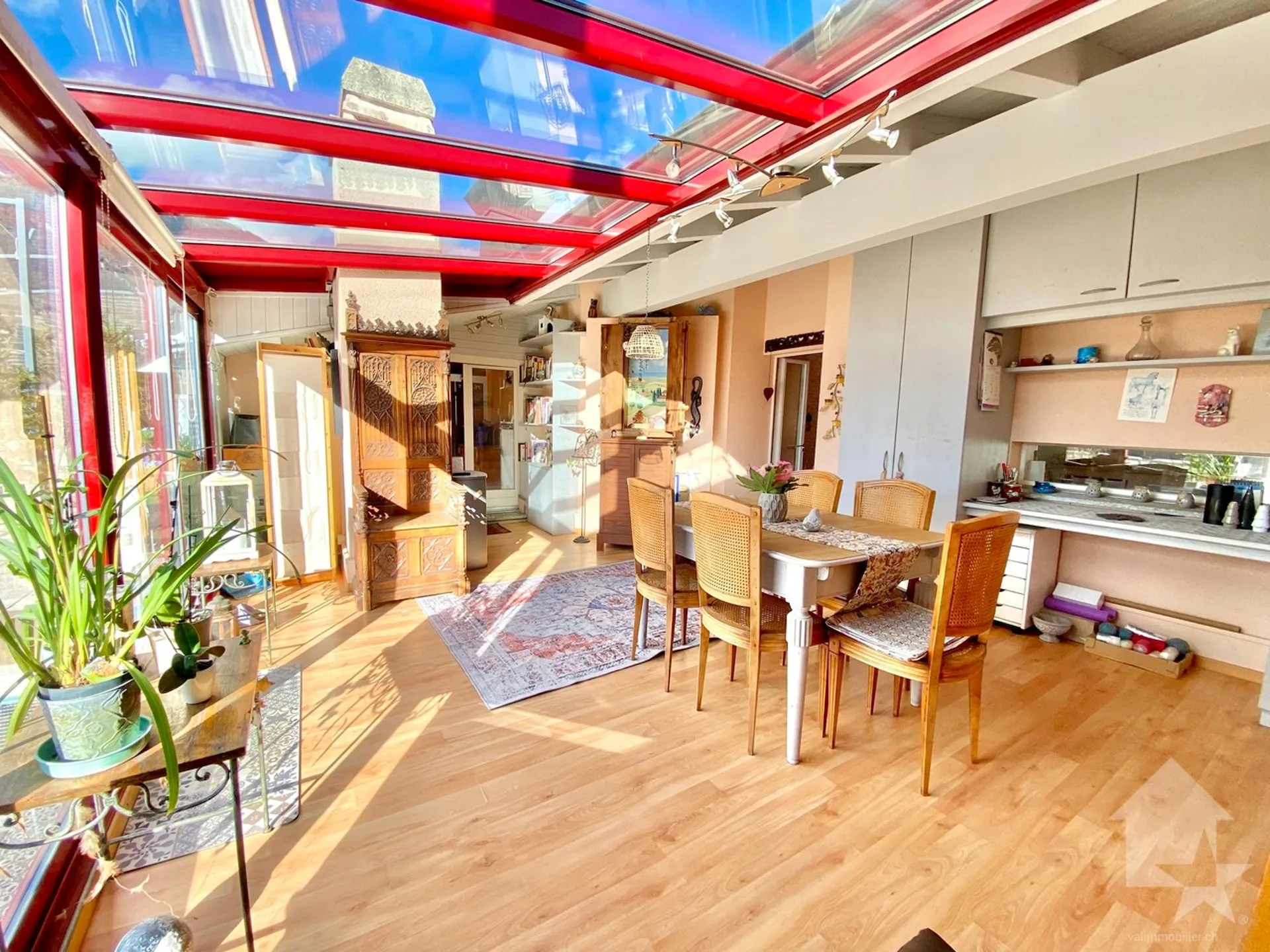 Geräumiges Dachgeschoss in ruhiger Lage, Parkplatz, Terrasse von 105 m2 und Aussicht!