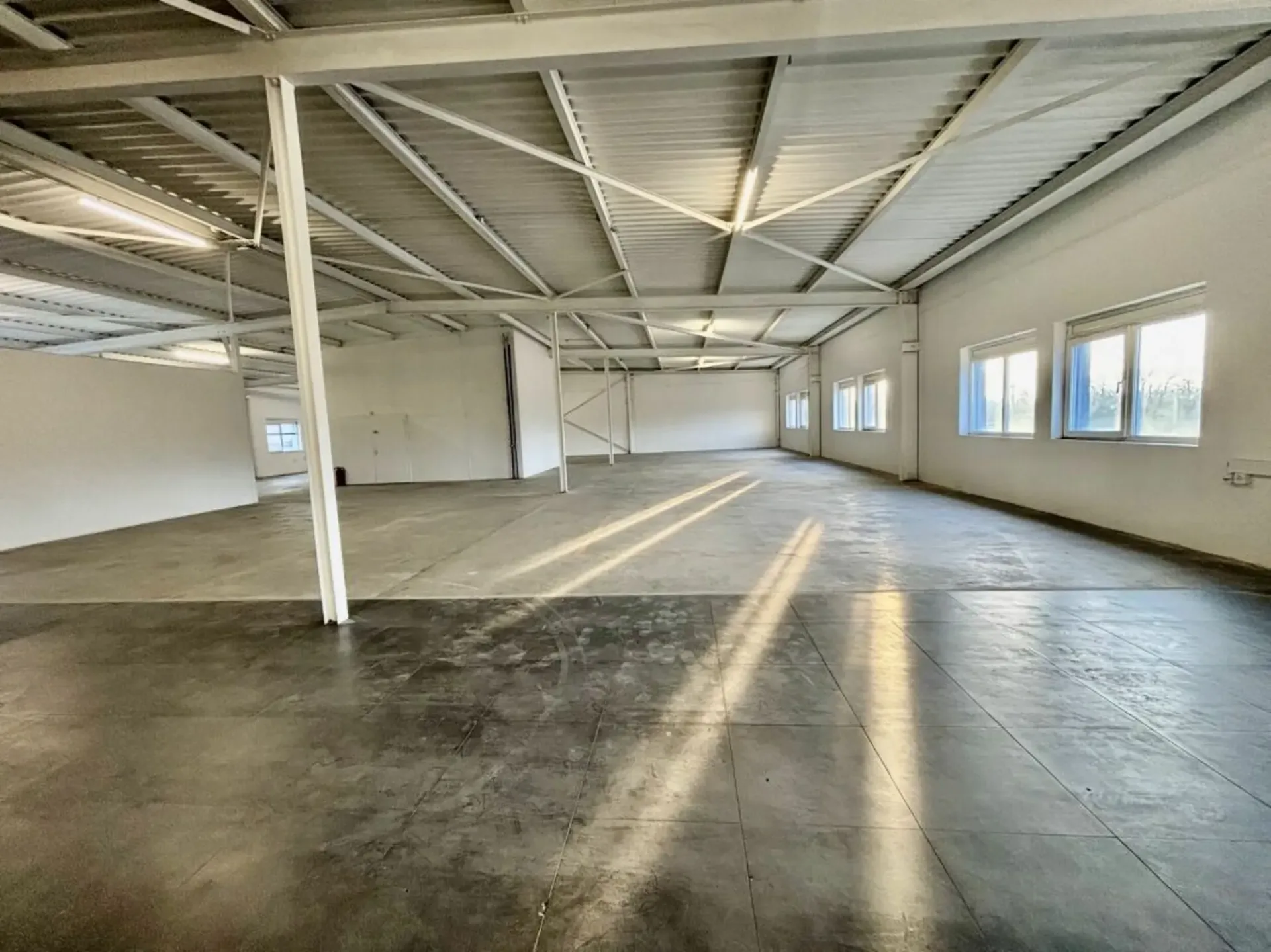 Lager/Depot/Warehouse von 625 m2 zur Miete mit Ladeplatz und Parkplätzen; Preisnachlass