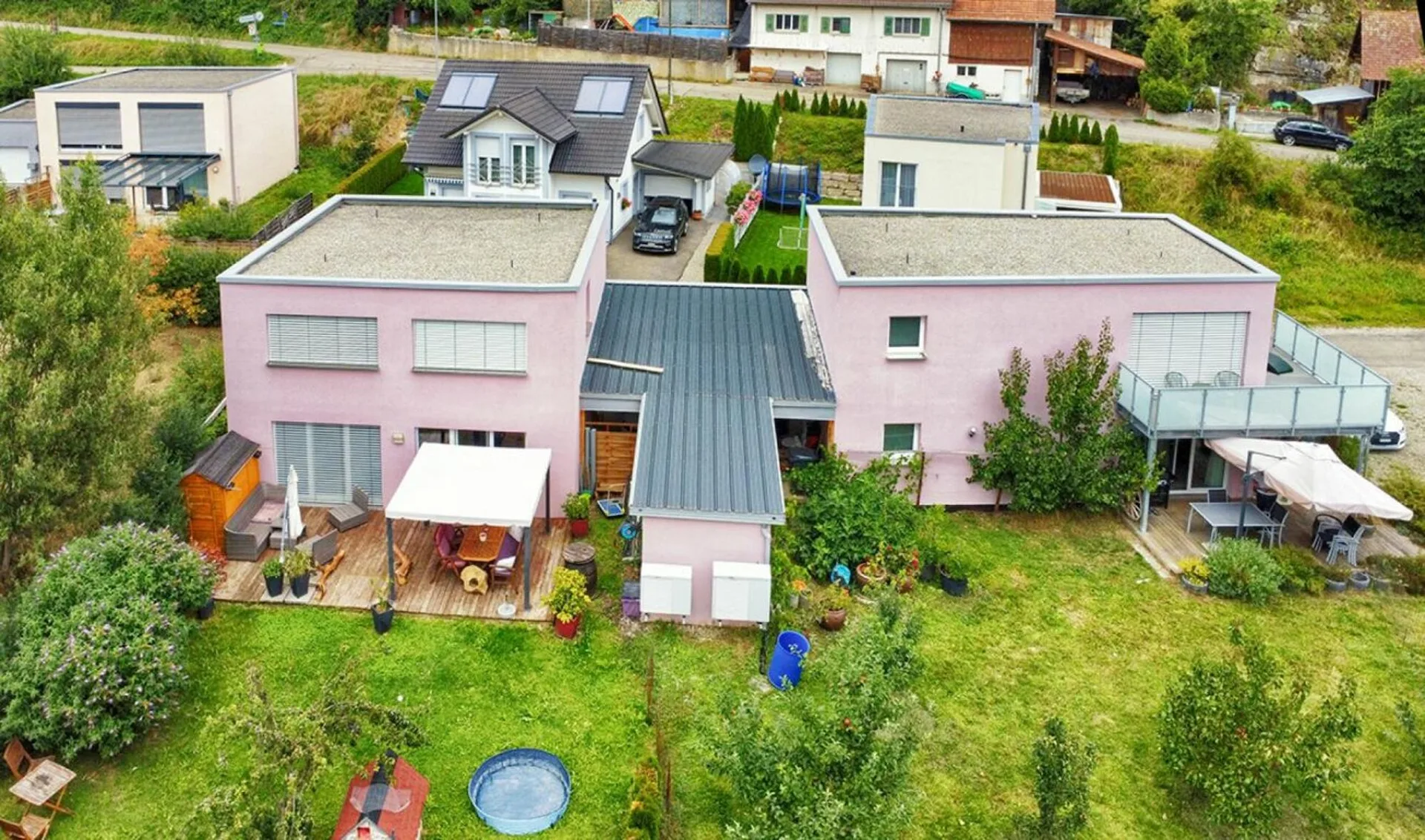 One- and two-family house on a large plot of land for self-use or as a rental property copy