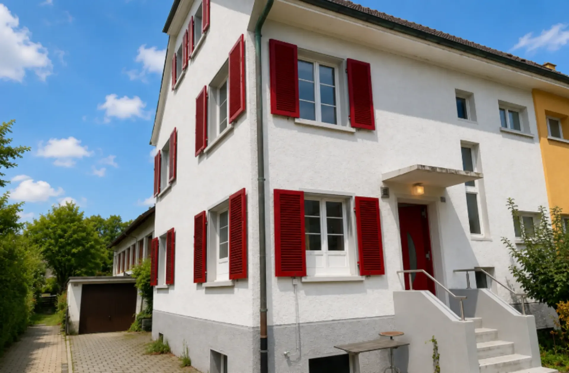 Neu renoviertes 6-Zimmer Doppelhaus mit Parkplätzen, Sitzplatz und Garten