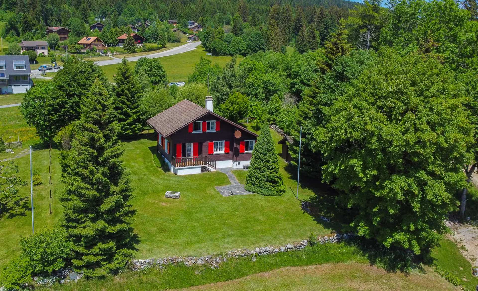Chalet mit 4 Zimmern auf großem Grundstück von 3'316 m2 mit atemberaubendem Blick