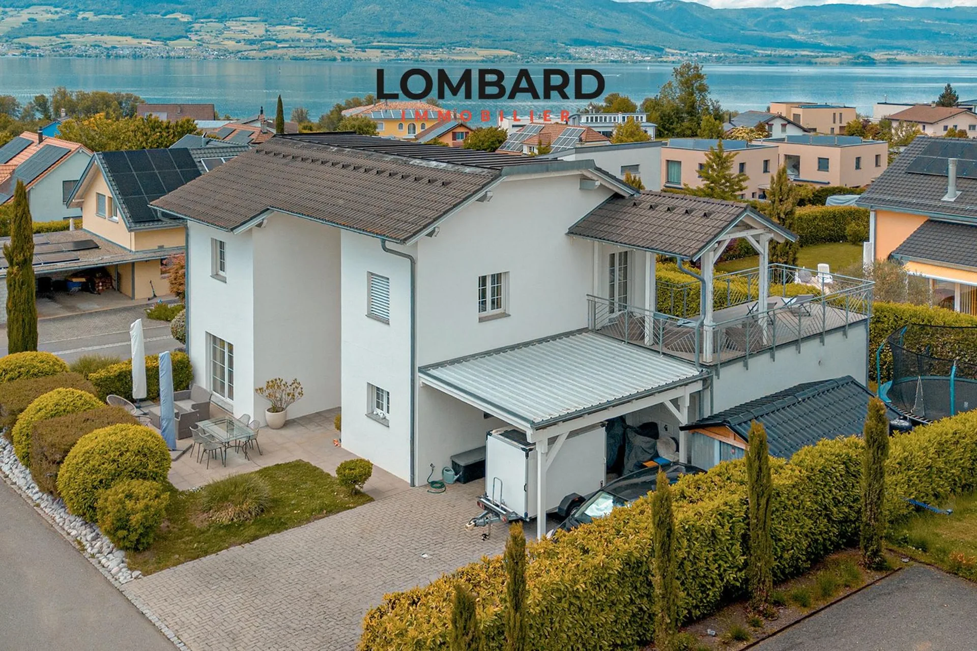 Geräumige Einzelvilla mit Seeblick und Pool