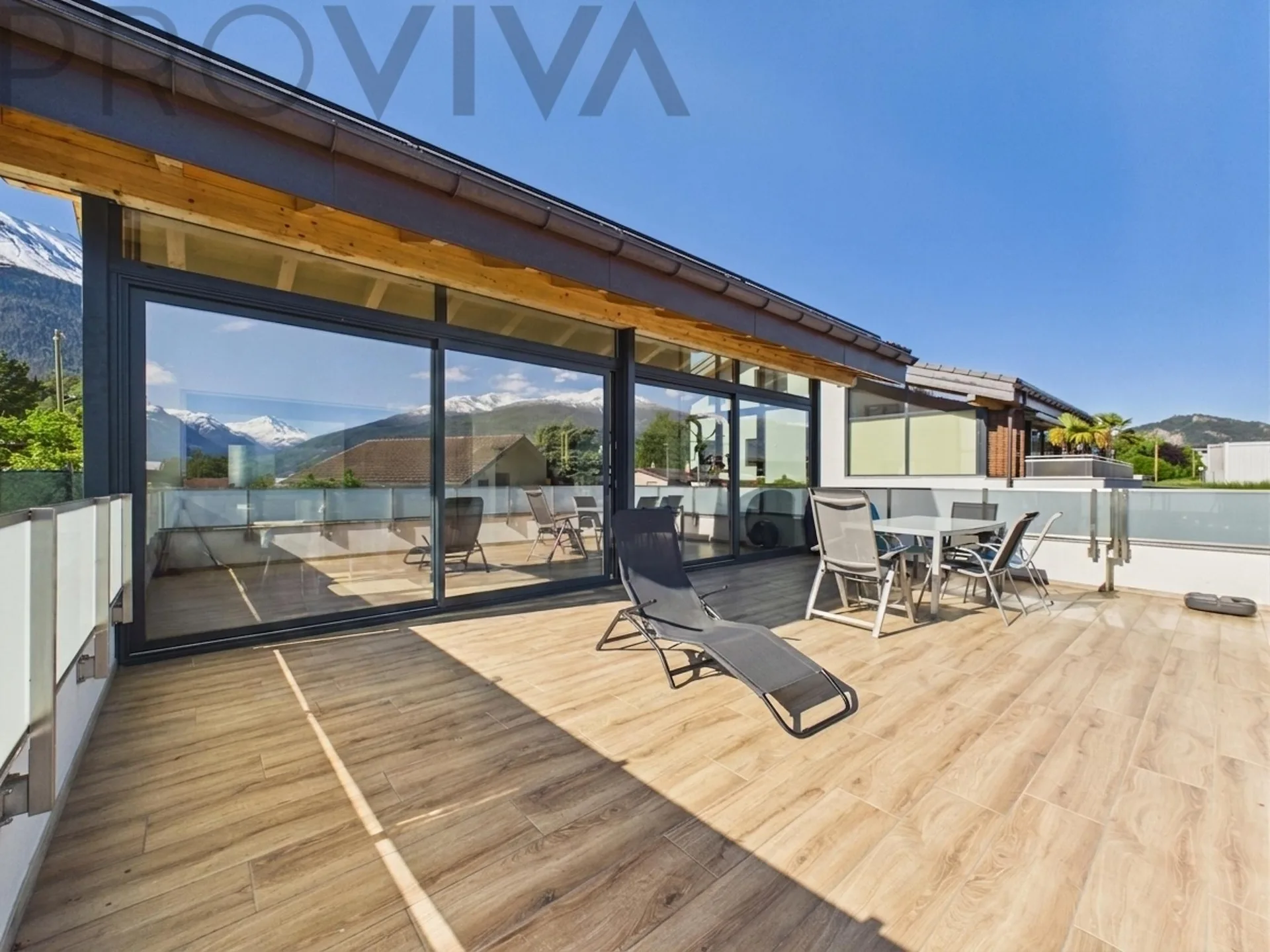 Wohnen, das sich selbst finanziert -- Villa mit Mietstudio in Grimisuat