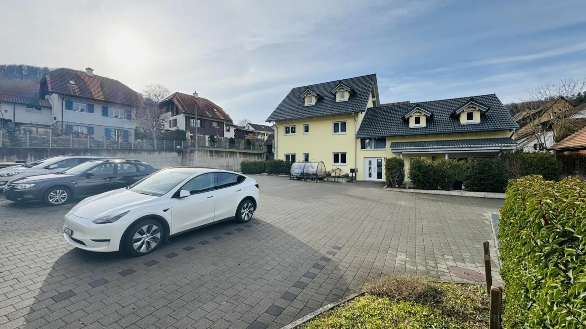 Mehrgenerationenhaus mit 3 Wohneinheiten, Schopf und 15 Parkplätzen - starke Rendite in Zunzgen