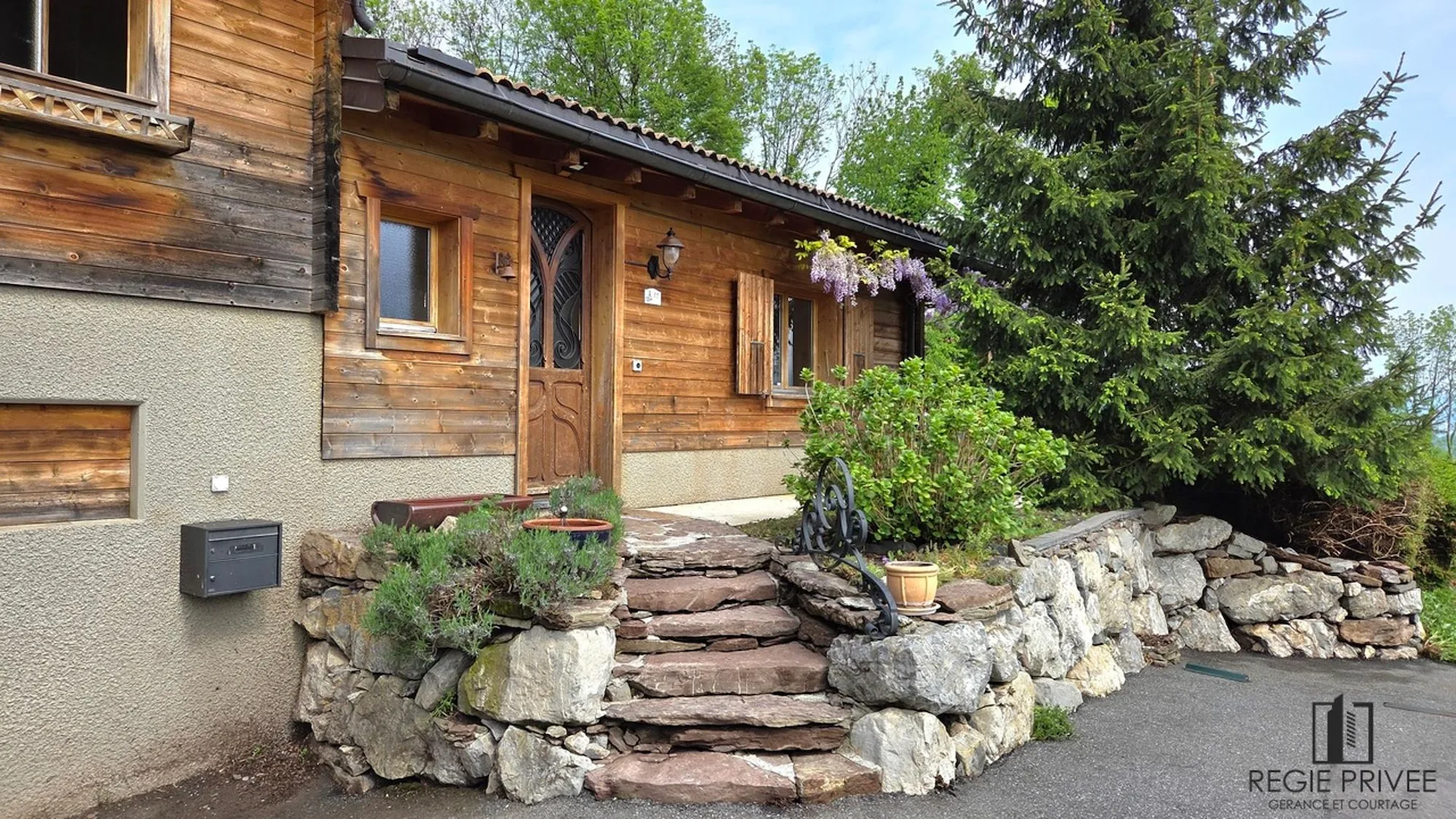 Einfamilienhaus mit großem Garten und Garage