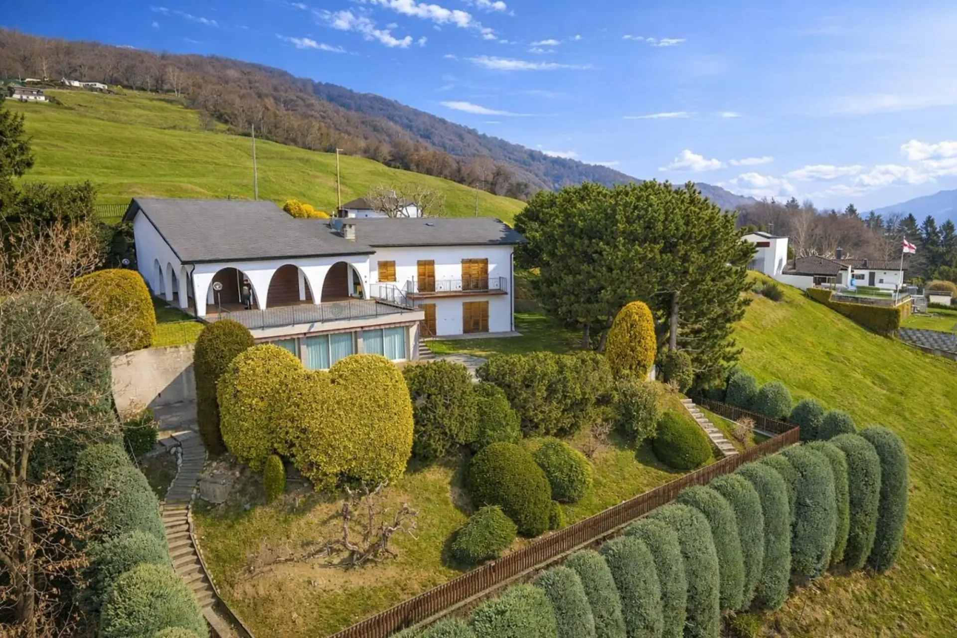 Ampia villa nel verde con piscina, vista panoramica e oltre 7’000 mq di terreno