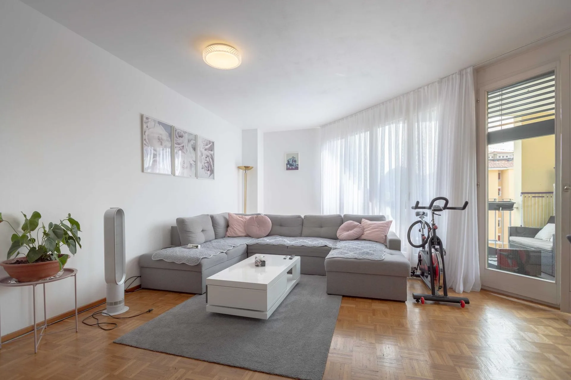 Spacious 3.5-room apartment with terrace in a serviced area in Pregassona